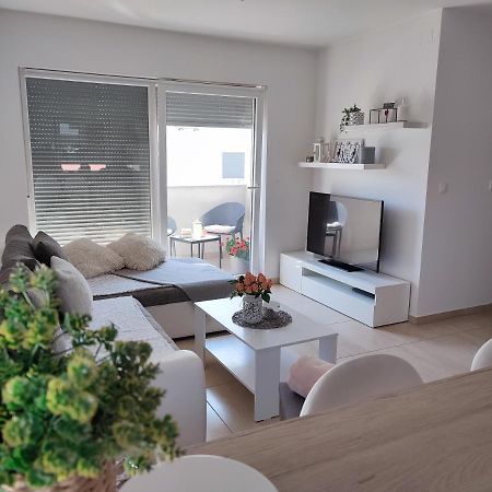 Nina Apartment Pula Luaran gambar